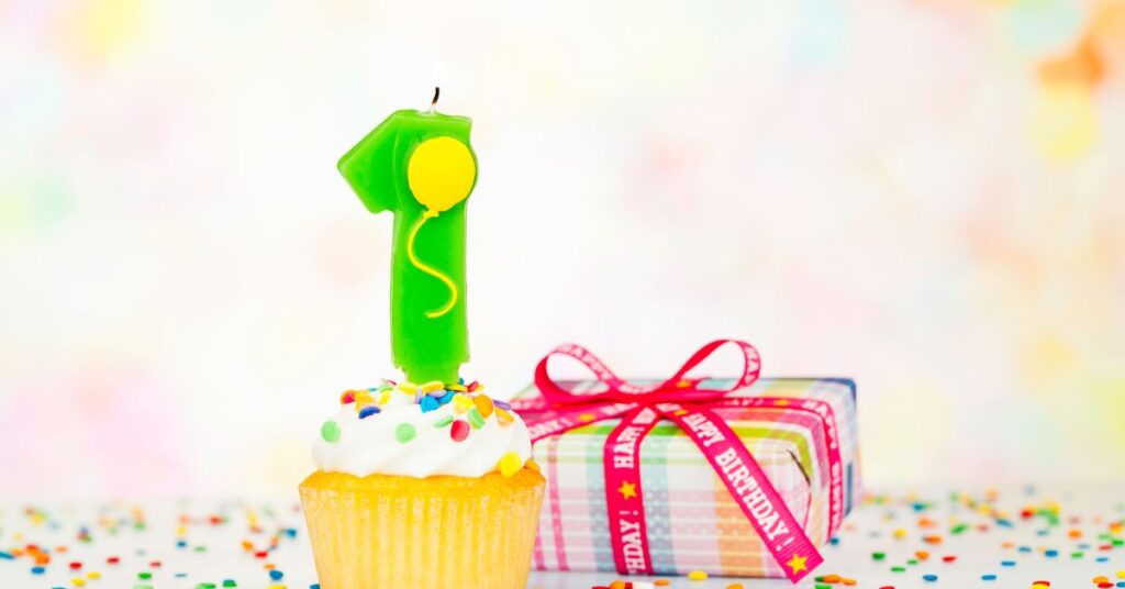 Kage og gave til 1 års fødselsdag